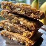 Nahaufnahme von Bananen-Haferflocken-Keksen auf einem Holzbrett.