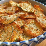 Nahaufnahme von knusprigen Parmesan-Chips mit Zucchini und Möhren.