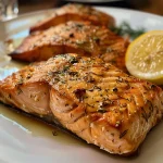 Nahaufnahme eines saftigen Lachsfilets, das in einer Heißluftfritteuse zubereitet wird.
