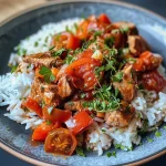 Nahaufnahme von Serbisches Reisfleisch mit Hähnchen und Gemüse.