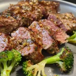 Un plato de Fitness Auflauf con trozos de brócoli y carne molida visto de lado.