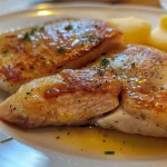 Pollo con miel y mostaza cocinado de forma jugosa con arroz al lado.