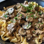 Nahaufnahme eines saftigen Beef Stroganoff mit Eiernudeln.