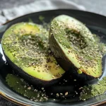 Primer plano de un coliflor crujiente cocinado en una freidora de aire.