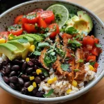 Tazón de burrito colorido con arroz, frijoles y vegetales frescos.