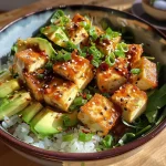 Cremige Avocado-Tofu-Reis-Bowl mit frischem Gemüse.