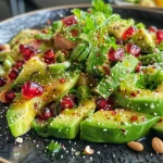 Ensalada de aguacate y pepino con aderezo de yogur, vista lateral.