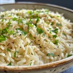 Tazón de arroz con salsa de queso crema y verduras.